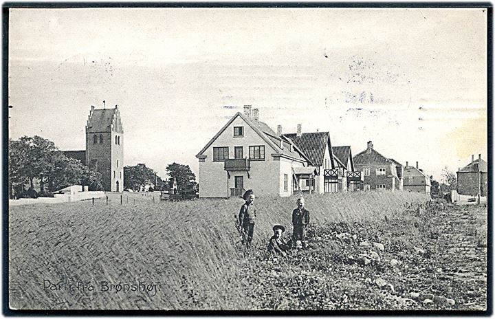 Brønshøj, Brønshøj Kirkevej med kirke i baggrunden. Stenders no. 20650. Kvalitet 8