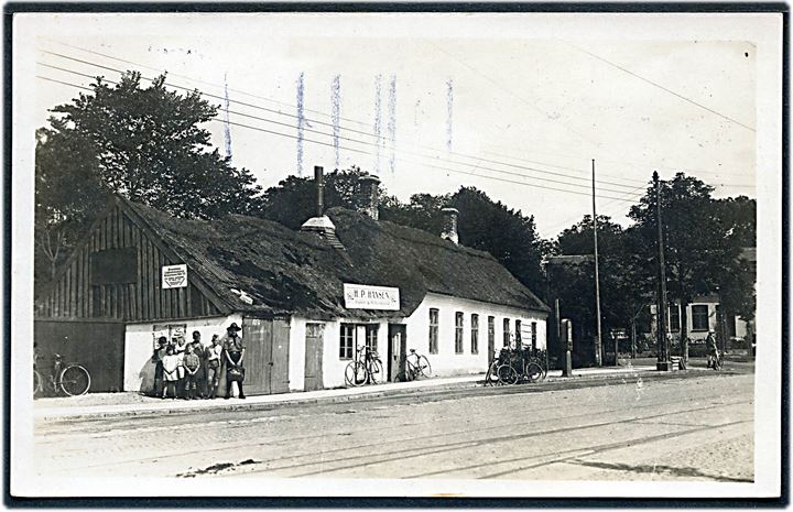 Brønshøj, Frederikssundsvej 162 med H. P. Hansen Cykel- og Kleinsmed. Fotokort u/no. Kvalitet 8