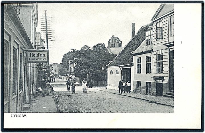 Lyngby, Lyngby Hovedgade med kroen “Hold’an” ved Charles Petersen. P. Alstrup no. 1702. Kvalitet 9