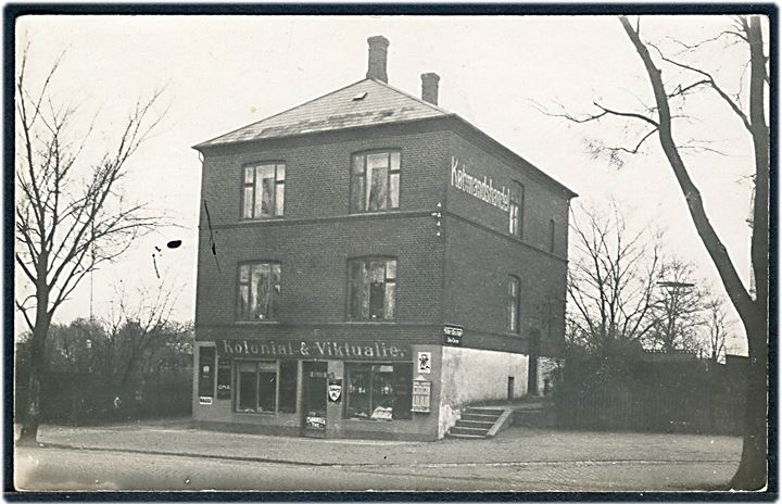 Lyngby, Lyngby Hovedgade 79 med C. M. Henriksen’s Købmandshandel. Fotokort u/no. Kvalitet 8