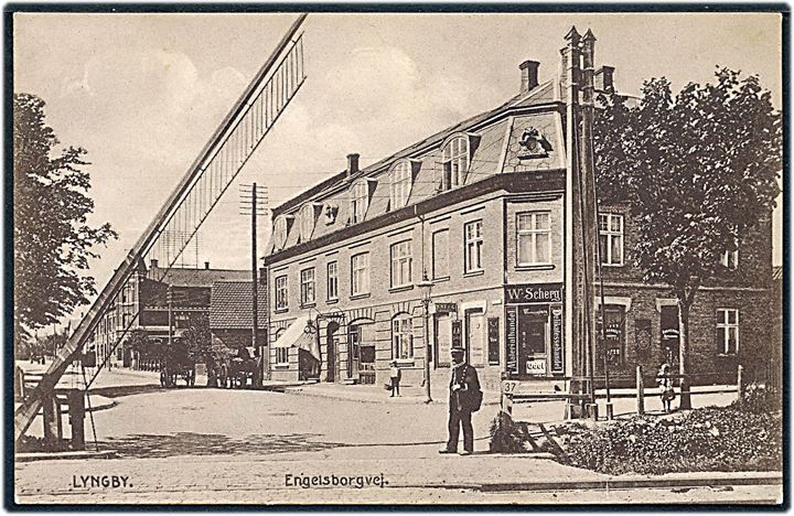 Lyngby, Engelsborgvej med jernbaneoverskæring og postbud. C. G. Petersen no. 22122. Kvalitet 8