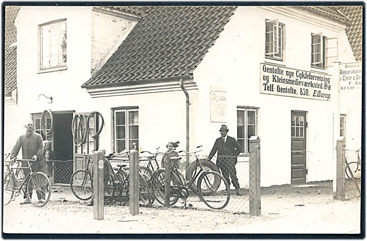 Gentofte, nye Cykelforretning og Kleinsmedieværksted ved E. Aarup. Fotokort u/no. Kvalitet 8