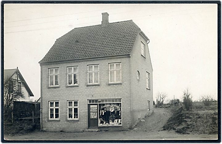 Søborg, Buddinge Hovedgade 17 med C. C. Nielsen’s Manufaktur og Trikotage. Fotokort u/no. Kvalitet 8