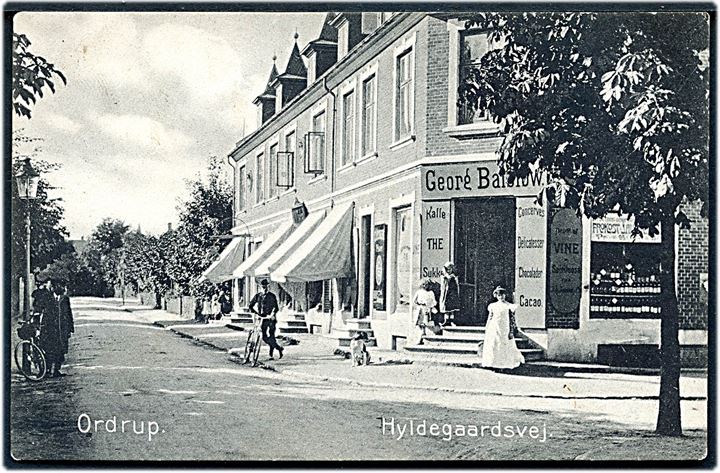 Ordrup, Hyldegaardsvej med Georg Balsløw’s købmandshandel. Stenders no. 4615. Kvalitet 7