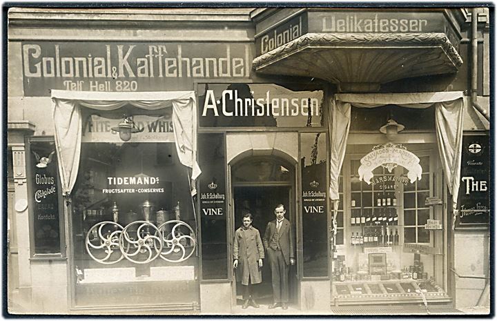 Hellerup, Hellerupvej 10 med A. Christensens Colonial & Kaffehandel. Fotokort u/no. Lille rift. Kvalitet 6