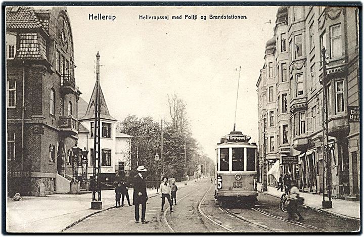 Hellerup, Hellerupvej med Politi og Brandstation, samt sporvogn linie 15 vogn 615. Strandvejens Kiosk no. 108. Kvalitet 7