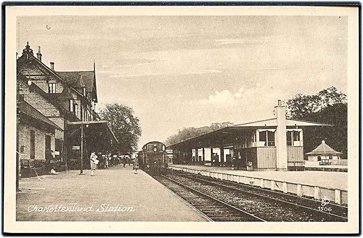 Charlottenlund, jernbanestation med holdende tog. I. Chr. Olsen no. 1906. Kvalitet 9