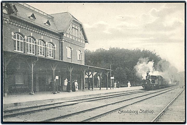 Skodsborg, jernbanestation m. ankommende damptog. Skodsborg & Omegns Burgsforening no. 8672. Kvalitet 8