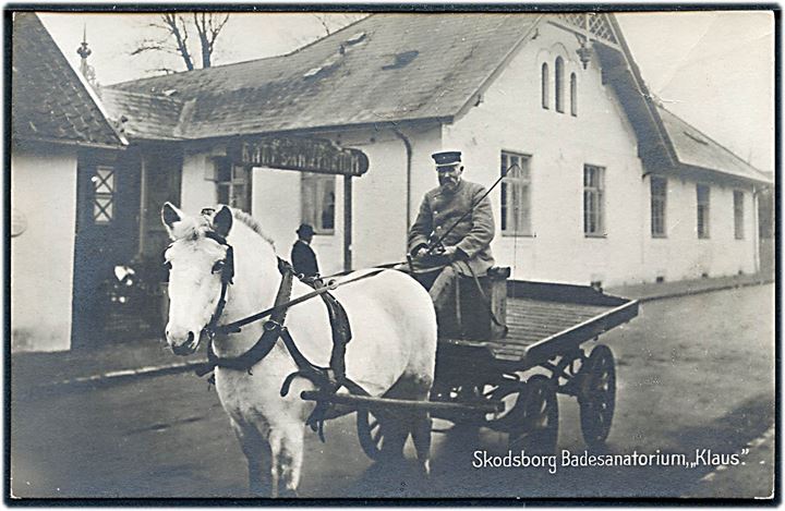 Skodsborg, badesanatorium, kusken “Klaus” med vogn. Calegi Vykortslager u/no. Kvalitet 8