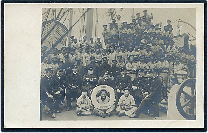 “Viking”, skoleskib, mandskabsfoto med officerer, elever og redningskrans. Fotokort u/no. Kvalitet 8