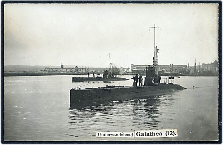 Marine. “Galathea”, Undervandsbaad (B12) og i baggrunden “Neptun” (B11). Fotokort u/no. Kvalitet 7