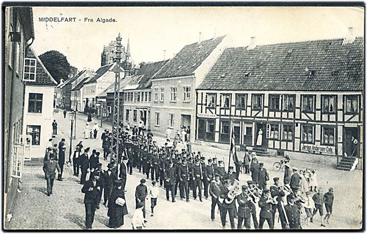 Middelfart, Algade med parade og militærorkester. J. G. Kreutzer no. 104. Kvalitet 8