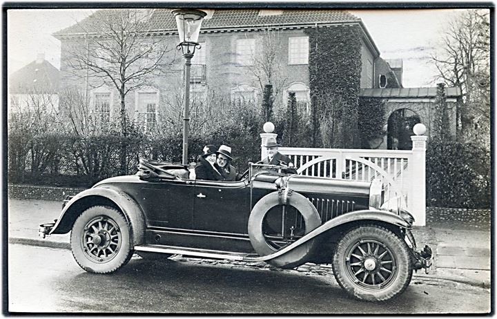 Automobil ved generalkonsul Hjalmar Hartmanns villa Svanemøllevej 17. Fotokort u/no. anvendt 1931. Kvalitet 8