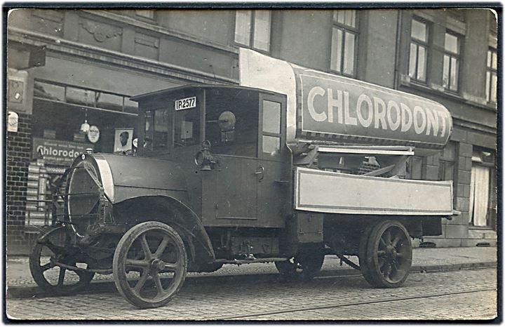 Lastbil med “Chlorodont” reklame (tysk tandpaste) med nr.plade “IP2577”. Antagelig tysk fotokort u/no. Kvalitet 7