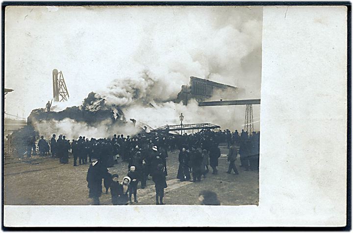 Esbjerg, branden i Eriksen & Christensens silopakhus på havnen d. 27.2.1909. Fotokort u/no. Kvalitet 7