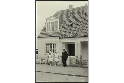 Familie foran deres hus i Nr. Alslev. A.M. Knudsen u/no.