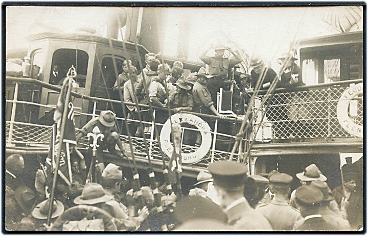 Spejdere fra Det Danske Spejderkorps besøger Sønderborg (23.-24.7.1919) i forbindelse med DDS's 2. korpslejr - Hindsgavllejren 16.-26.7.1919. Ankomst med de to Flensburg dampskibe Feodora og Alexandra til Sønderborg. Fotokort u/no.