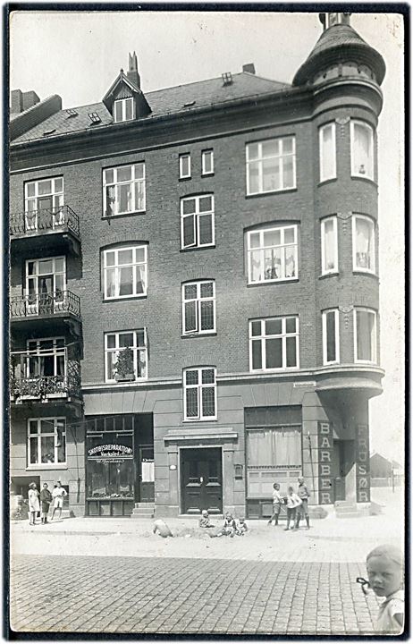 Købh., Kildevældsgade 62 med Barber & Frisør, samt H. Jacobsen - Skotøjsreparations værksted. Fotokort u/no.