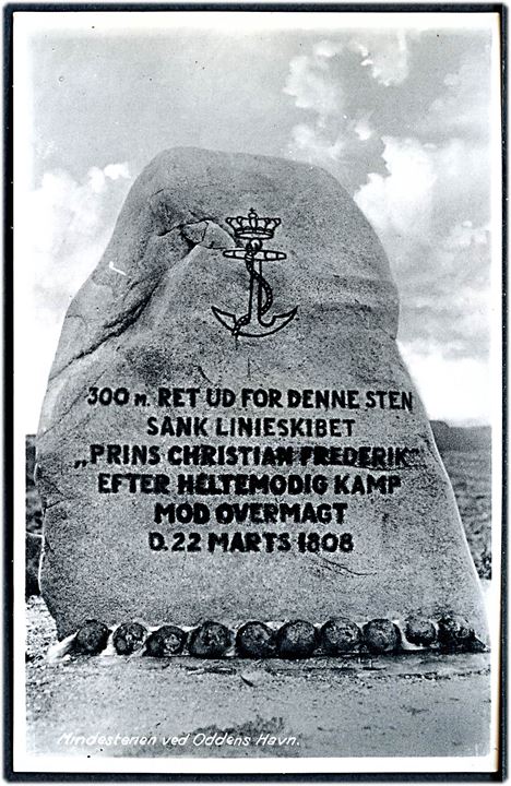 Sjællands Odde, mindesten for linieskibet Prins Christian Frederik som sank d. 22.3.1808. Fotograf Bay, Stenders no. 70507. spor efter opklæbning.