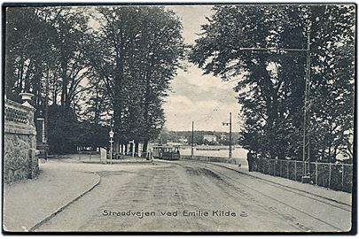 Klampenborg, Strandvejen ved Emilie Kilde med sporvogn i baggrunden. Stenders no. 3443.