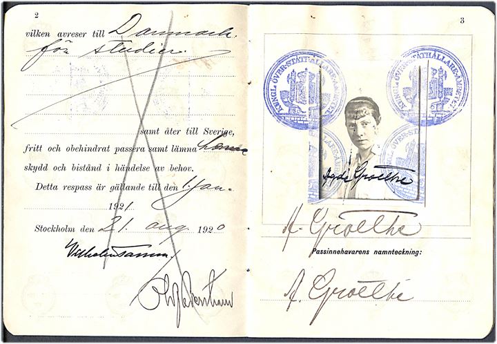 Svensk pas med foto for kvinde udstedt i Stockholm d. 21.8.1920. Viseringer og både 50 öre og 2 kr. stempelmærker.