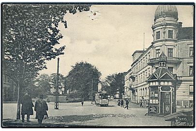 Aarhus, Banegaardsgade med aviskiosk og sporvogn i baggrunden. H.H.O. no. 4935.