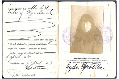 Rejsepas med foto udstedt til kvinde i Stockholm d. 7.4.1923. Flere viseringer, stempler, samt 2 kr., 3 kr. og 5 kr. stempelmærke.