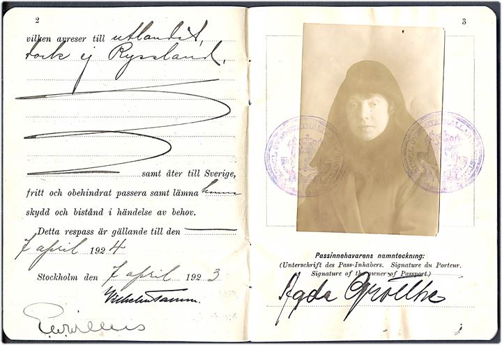 Rejsepas med foto udstedt til kvinde i Stockholm d. 7.4.1923. Flere viseringer, stempler, samt 2 kr., 3 kr. og 5 kr. stempelmærke.