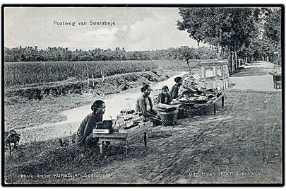 Postweg van Soerabaja med salgsboder. Frankeret 5 c. Java provisorium fra Soerabaja 1908 til Danmark.