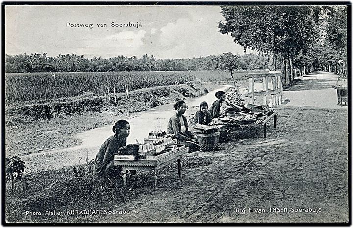 Postweg van Soerabaja med salgsboder. Frankeret 5 c. Java provisorium fra Soerabaja 1908 til Danmark.