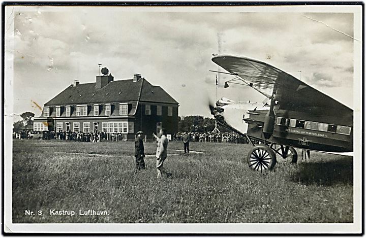 Kastup Lufthavn med Det Danske Lufttrafikselskabs flyvemaskine. Det Danske Luftfartselskab no. 3. (lidt nusset).
