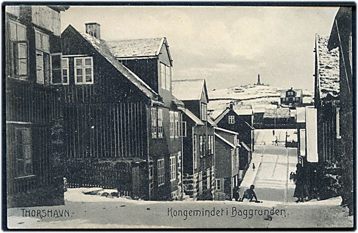 Thorshavn, gadeparti i sne med Kongemindet i baggrunden. Stenders no. 15048.