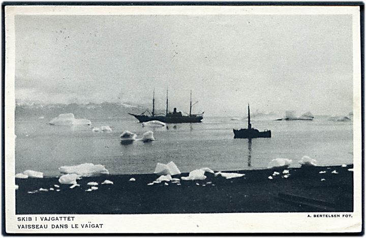 Grønland, skib i vajgattet. Grønlands Administrationen. Fotograf A. Bertelsen u/no. Anvendt i Frankrig.