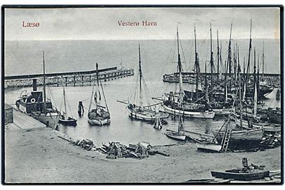 Vesterø havn med fiskefartøjer og dampskibet Læsø. Eiler & Zeuthen u/no.