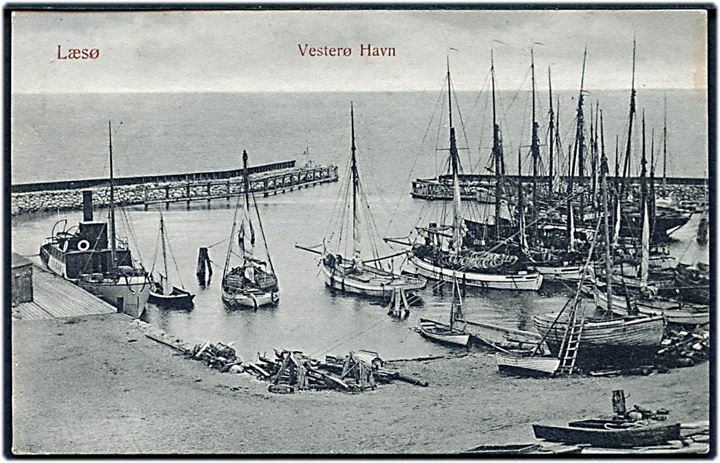 Vesterø havn med fiskefartøjer og dampskibet Læsø. Eiler & Zeuthen u/no.