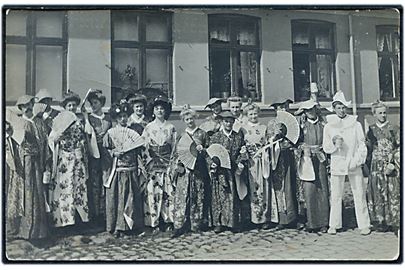 Rønne, Udklædte japanere og Pjerrot - Børnehjælpsdagen. Fotokort u/no. Knæk.