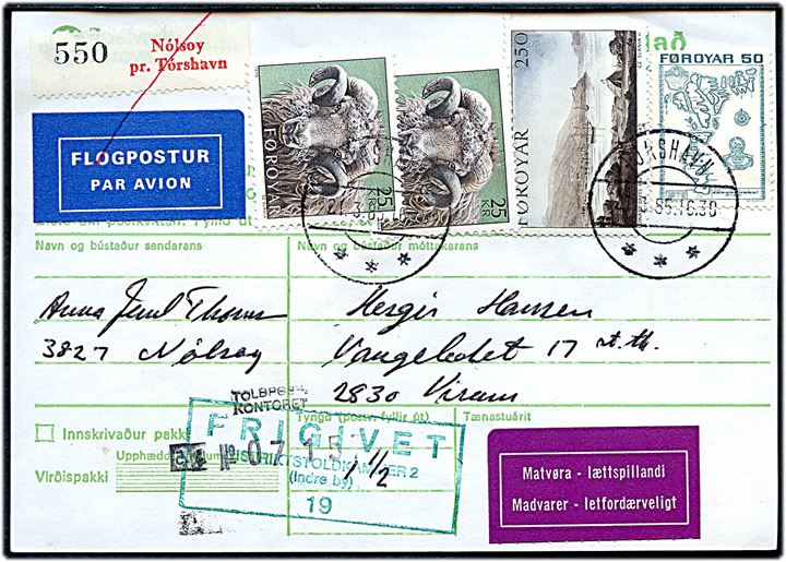 50 øre Landkort, 250 øre Stanleys rejse og 25 kr. Vædder (2) på adressekort for luftpostpakke fra Nolsoy pr. Tórshavn annulleret Tórshavn d. 21.3.1985 til Virum. Lilla etiket: Madvarer - letfordærveligt.