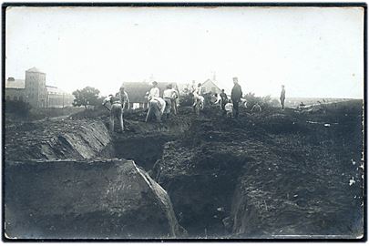 Soldater graver skyttegrave. Fotokort u/no.