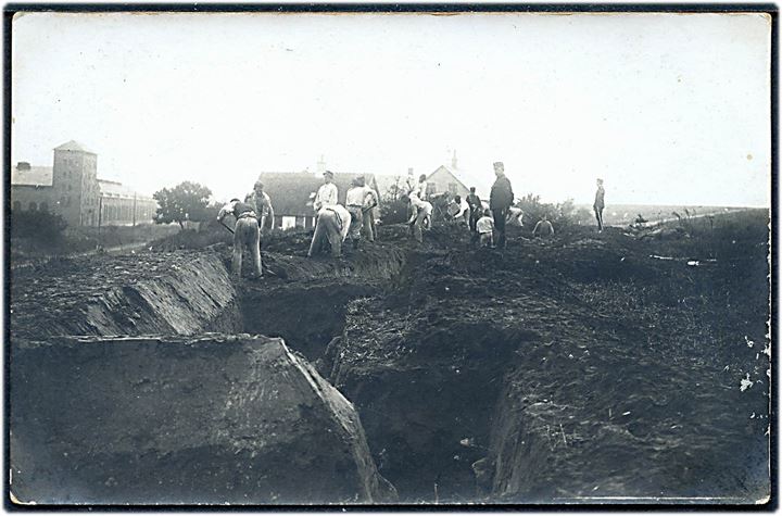 Soldater graver skyttegrave. Fotokort u/no.