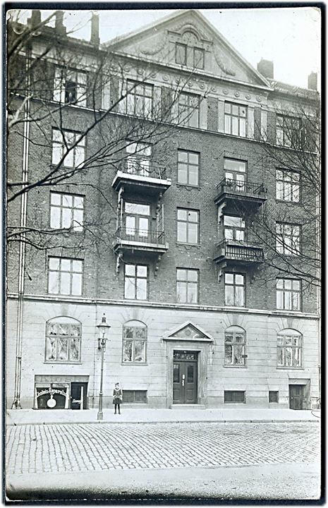 Facade af bygning med skomager, Sønder Boulevard 94. Fotokort u/no. Tynd plet på bagsiden. 