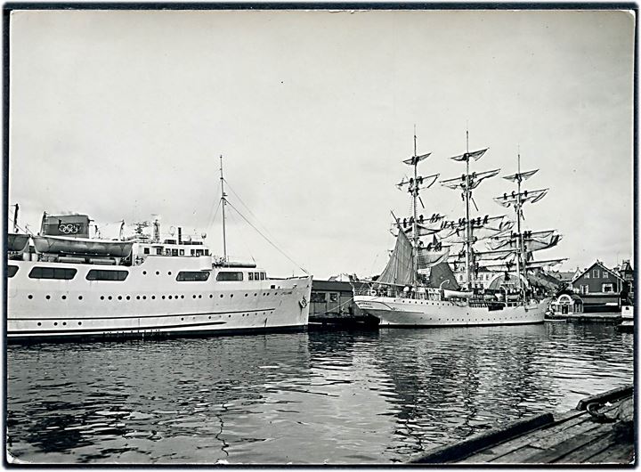 Jylland, M/S, Norgesruten i Kristiansand med skoleskibet Sørlandet. D. Pettersen no. 33.