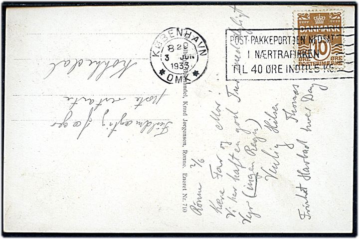 10 øre Bølgelinie på brevkort dateret i Rønne d. 2.6.1933 annulleret med TMS København *OMK* / Post-Pakkeportoen nedsat i Nærtrafikken til 40 Øre indtil 5 Kg. d. 3.6.1933 til Kokkedal..