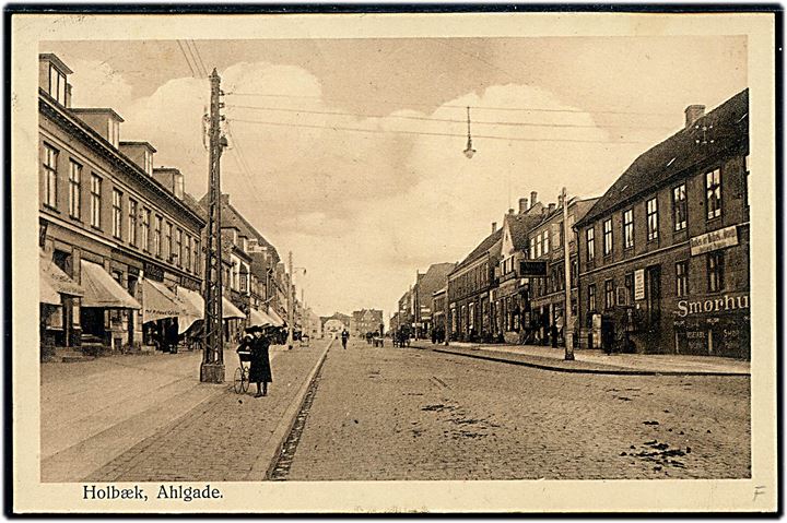 10 øre Bølgelinie i parstykke på brevkort (Ahlgade, Holbæk) dateret på Københavns Hovedbanegård og annulleret med bureaustempel Kjøbenhavn - Warnemünde T.74 d. 18.8.1925 til Nakskov.