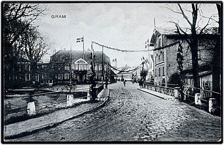10 øre Bølgelinie på brevkort (Flagudsmykning i Gram) annulleret med bureaustempel Vojens - Arnum T.48 d. 3.1.1930 og sidestemplet med posthornstempel GRAM (GRAMBY) til Charlottenlund.