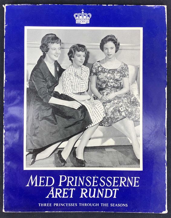 Med Prinsesserne Året Rundt. Fotohæfte redigeret af Ernst Fr. Hansen. 32 sider.