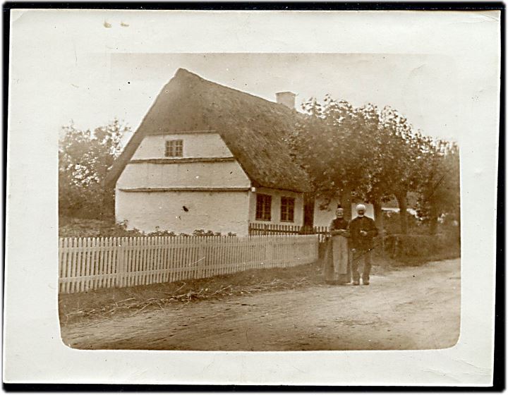 Foto (9x12cm). Hus på Fejø. 