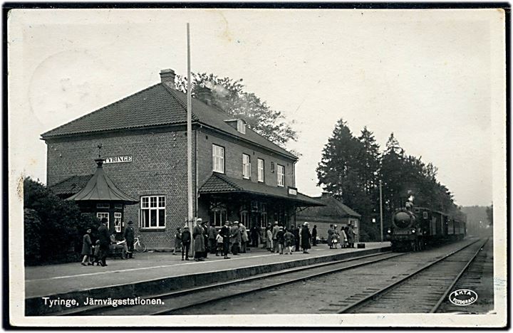 Tyringe jernbanestation med lokomotiv. Alga u/no.