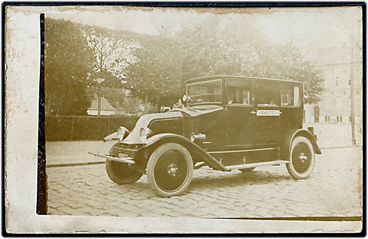 Taxa-droske med nr.plade A9857 tilhørende vognmand H. C. Petersen, Graabrædrestræde i Roskilde. Fotokort u/no.