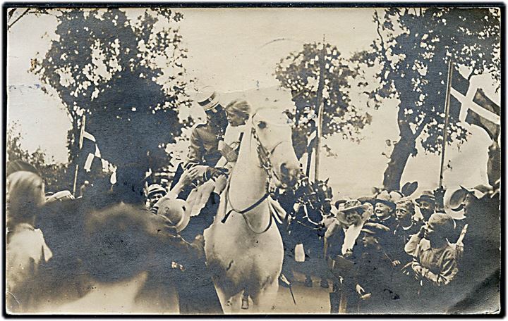 Genforening. Chr. X og lille pige, Johanne, til hest ved grænsen. Fotokort u/no.
