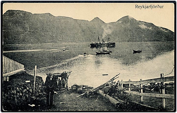 Reykjarfjördur med dampskib i baggrunden. O. Johnson & Kaaber no. 11062.